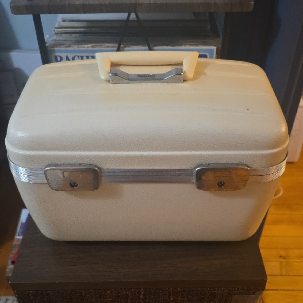 Buy 2 Get 1 Free Towncraft Hard Shell Train Case Makeup Organizer W Tray No Rust